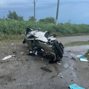 Пассажирский поезд Адлер — Минск протаранил легковушку, погибли два человека