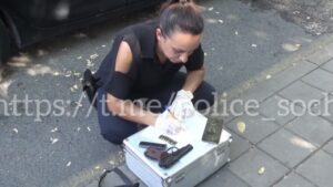 Пистолет Макарова и поддельные номера нашли в машине приезжего в Сочи