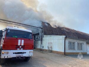 Крупный пожар произошел на складе в Краснодаре, огонь охватил 700 кв. метров