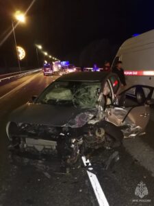 В Сочи спасатели вытащили из искореженной легковушки пассажирку со сломанным тазом