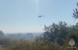 Вертолет Ми-8 сбросил 45 тонн воды на пожар в Темрюкском районе