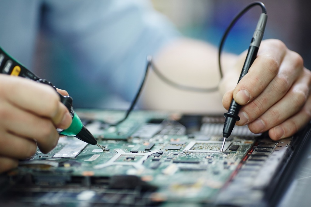 checking-current-laptop-circuit-board.jpg checking-current-laptop-circuit-board.jpg