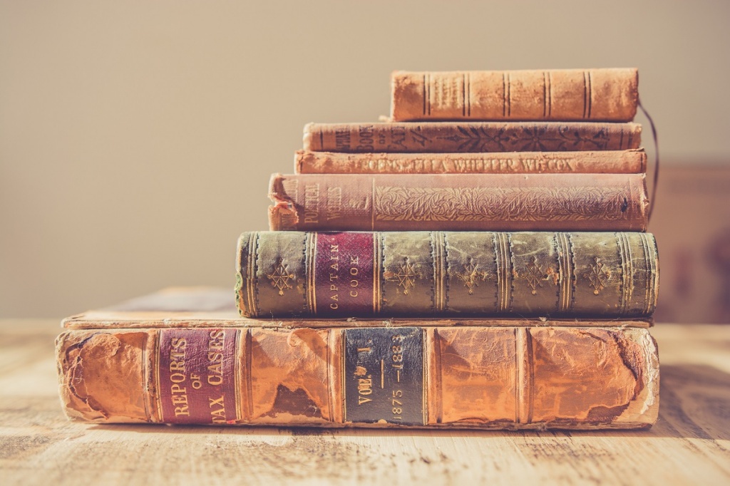 Стопка очень старых книг на столе