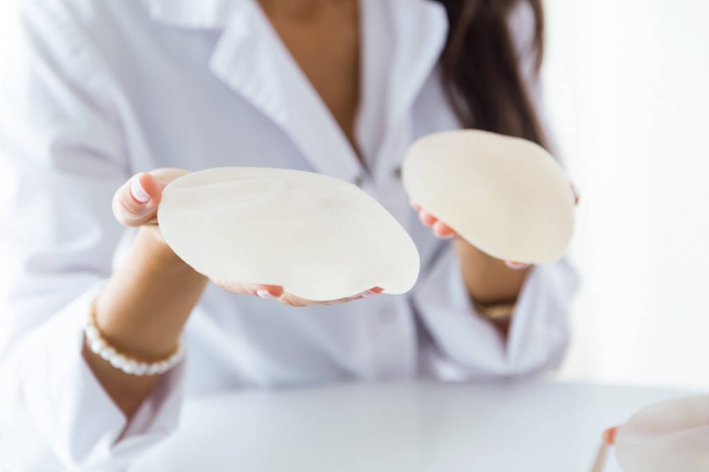 female-doctor-choosing-mammary-prosthesis-office.jpg