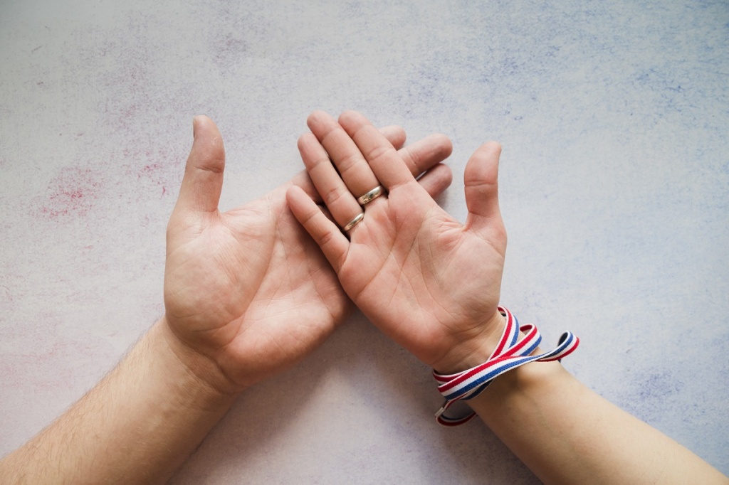 female-hand-male-hand.jpg female-hand-male-hand.jpg