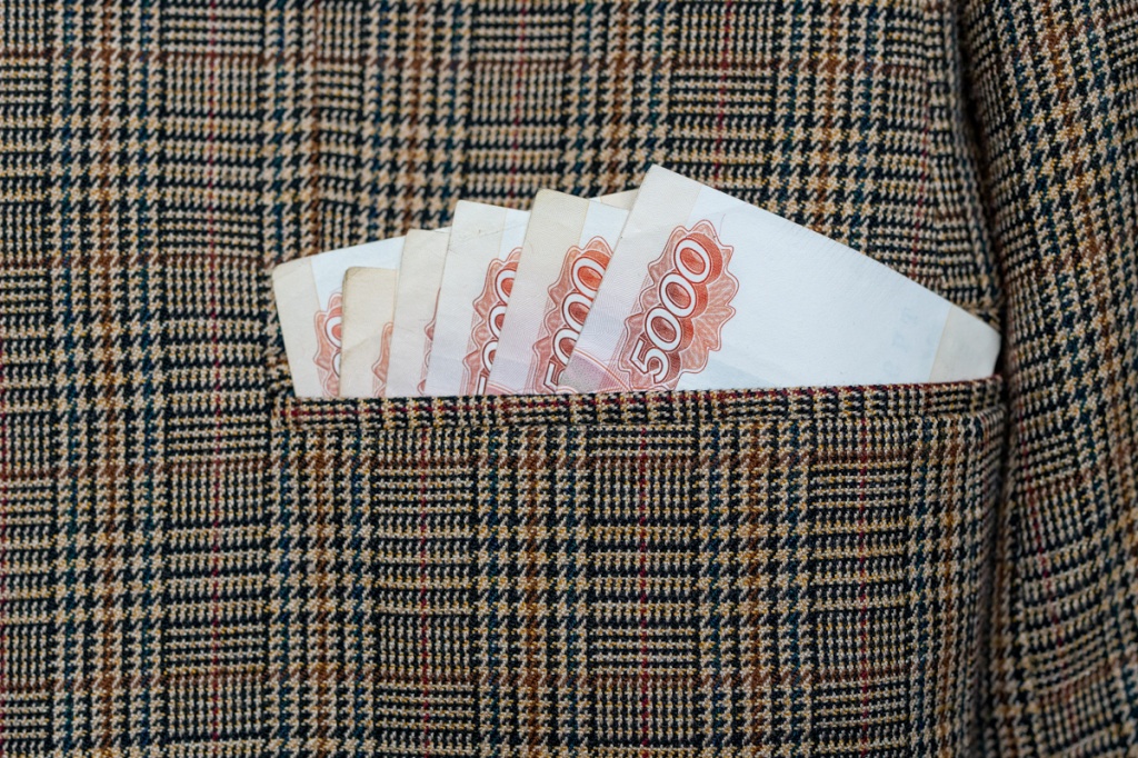 Крупные купюры в кармане мужского пиджака