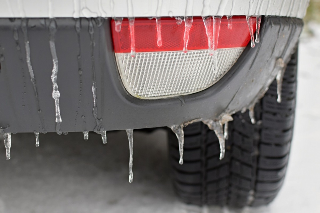 icicles-car-bumper.jpg Обледеневший бампер автомобиля