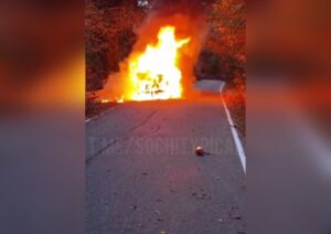 В Сочи экскурсионный автобус сгорел за считанные минуты