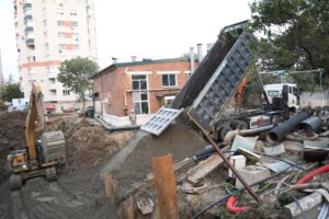 «Такое бывает»: огромный котлован образовался возле жилых домов в Краснодаре