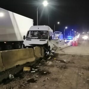 На Кубани девять человек оказались в больнице после столкновения микроавтобуса с бетонным ограждением