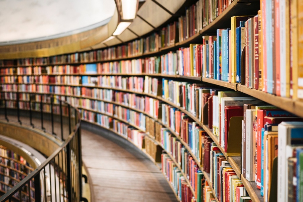 Полки с книгами в многоэтажной библиотеке