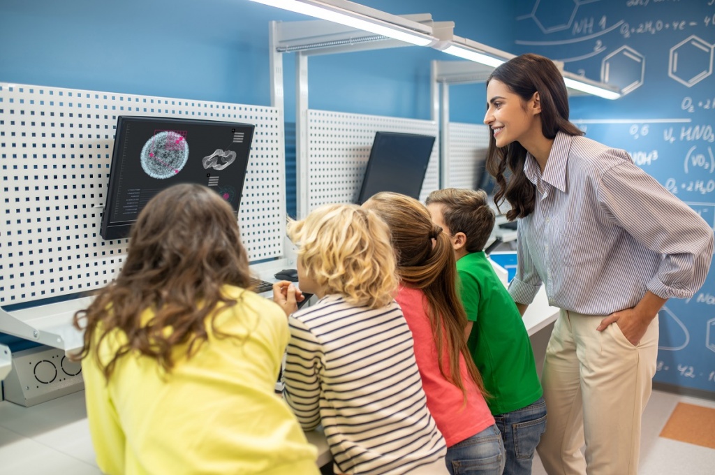 teacher-with-children-looking-screen-lesson.jpg