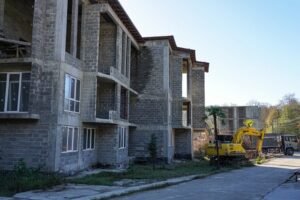 В Сочи сносят опасное для жизни трехэтажное здание