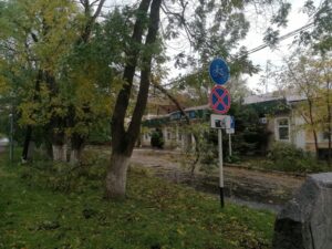 Ураган повредил детсад и сорвал крышу с дома в Темрюкском районе