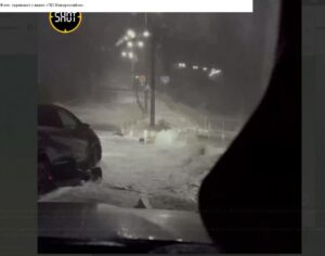 Девушку снесло огромной волной под колеса авто под Новороссийском