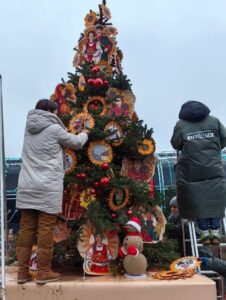 Голубая ель Кубани «расцвела» подсолнухами на выставке «Россия»