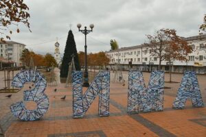 Первые новогодние елки начали устанавливать в Новороссийске