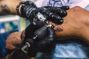 Осужденных на Кубани заставили удалить татуировки с экстремисткой символикой