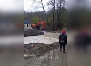 В Апшеронском районе Кубани мост к хутору затопила вышедшая из берегов река