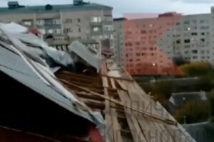 Свет и газ вернулись в пятиэтажку Краснодара, с которой сорвало часть кровли