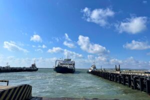 Во время шторма в Азовском море погиб моряк, другому отрубило пальцы
