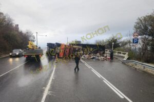Груженный под завязку мусоровоз опрокинулся на серпантине около Кабардинки