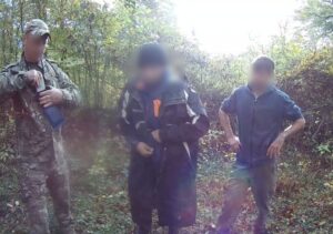 На территории Сочинского нацпарка инспекторы поймали двух браконьеров с оружием