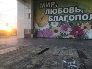 На Кубани малолетние вандалы разгромили сцену в центре станицы и раскурочили урны