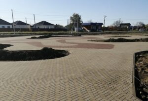 В сельском парке Крымского района построили тротуары и основания для детских зон