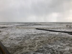 На набережной в Сочи во время шторма нашли тело мужчины
