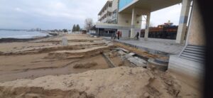 Экологи бьют тревогу: в море смыло значительную часть дюн и песка со всех пляжей Анапы