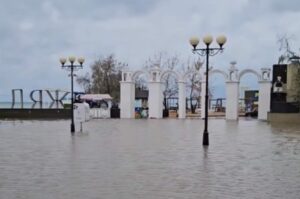 Центральный пляж Анапы полностью ушел под воду