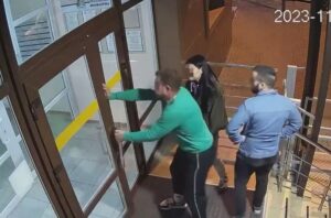 Разбили дверь, оторвали плинтуса и выключатели: молодежь разгромила подъезд в ЖК в центре Краснодара