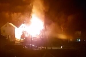 В Туапсинском районе 11 человек тушили вспыхнувший частный дом