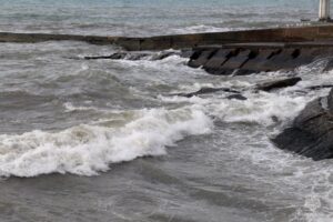 Мужчина погиб, купаясь во время шторма в Сочи