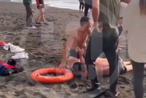 На пляже в Сочи откачали обессиленного волнами мужчину