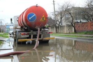 Спецтехника откачивает воду после дождя с нескольких улиц Краснодара