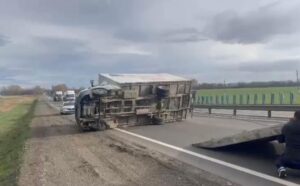 Ураганный ветер опрокидывает грузовики в Северском районе
