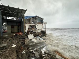 Власти Сочи рассказали, что разрушенный штормом трехэтажный эллинг являлся самостроем