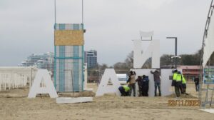 «Зимуй в Анапе»: гигантскую надпись начали устанавливать прямо на пляже