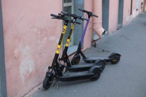 В Сочи с незаконных стоянок изымают электросамокаты