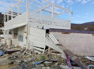 Жителей Абрау-Дюрсо призывают навести порядок на берегу озера после шторма