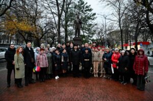 Цветы к памятнику Леонида Брежнева, в честь его 117 дня рождения, возложили в Новороссийске