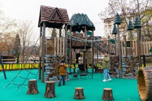 В Лазаревском районе Сочи благоустроили 40 детских площадок в 2023 году