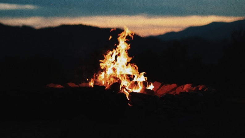 dominic-sansotta-CePY8WkO9HU-unsplash.jpg Костер на лоне природы