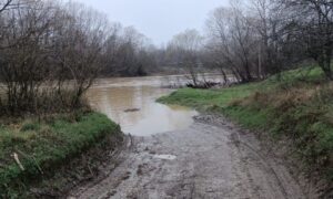 В горной реке на Кубани затонули два автомобиля