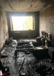 Мать с тремя детьми временно определили в соццентр после пожара на Героев Десантников в Новороссийске