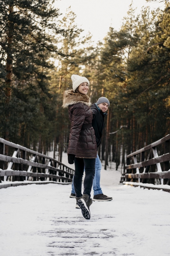 Молодая пара гуляет в парке man-woman-outdoors-together-during-winter.jpg