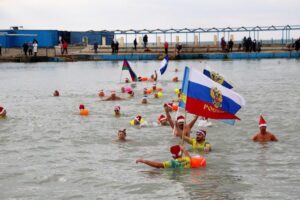 Полсотни Дедов Морозов и Снегурочек устроили массовый заплыв в Анапе