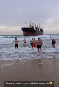 Моржи Анапы отправились «штурмовать» сухогруз «Blue Shark»